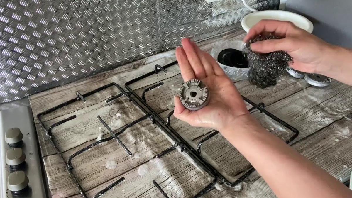 Tento kúzelný tip vám umožňuje čistiť horáky plynu za pár minút