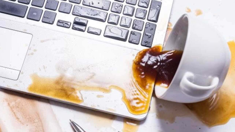 Nepanikáre: Ako vyčistiť počítač, ak padá voda alebo káva