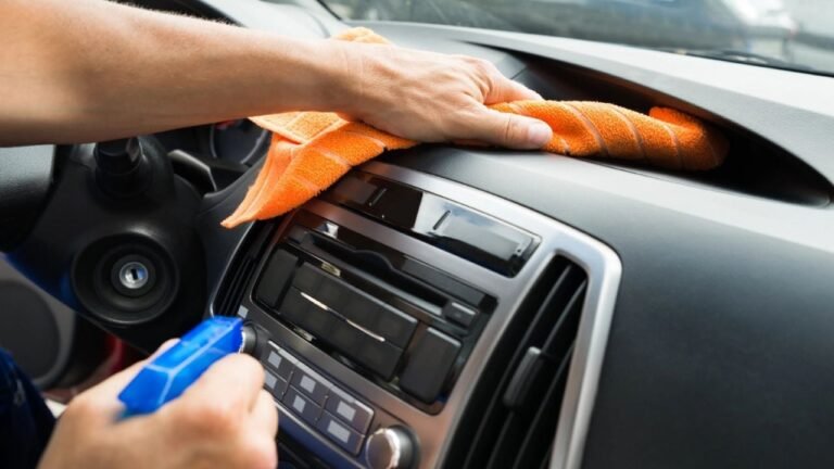 Babičské tajomstvo s niekoľkými ingredienciami na vyčistenie dosky automobilu a nechať ju ako nový