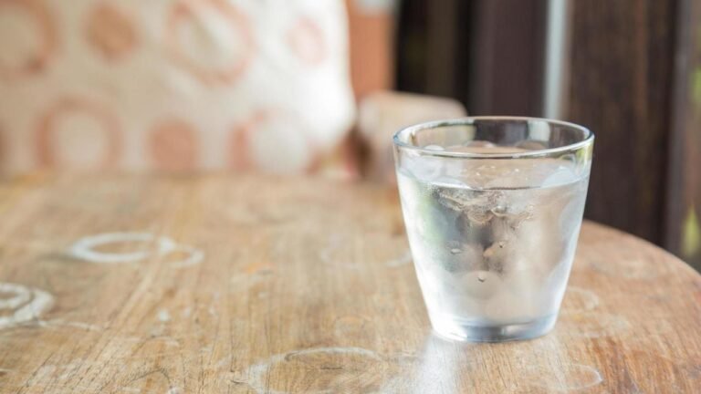 Jednoduchý trik na odstránenie tých hrozných značiek, ktoré plavidlá opúšťajú v drevenom nábytku