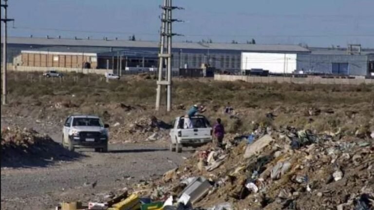 Za 10 minút obyvatelia Valentina Sur opäť zostavili skládku, ktorú obec práve vyčistila