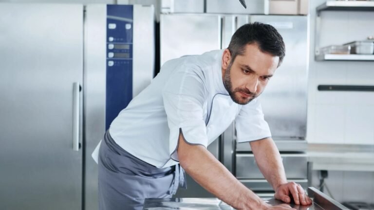 Bez silných chemikálií: Trik, ktorý opustí stôl z nehrdzavejúcej ocele, akoby ho práve uvoľnili