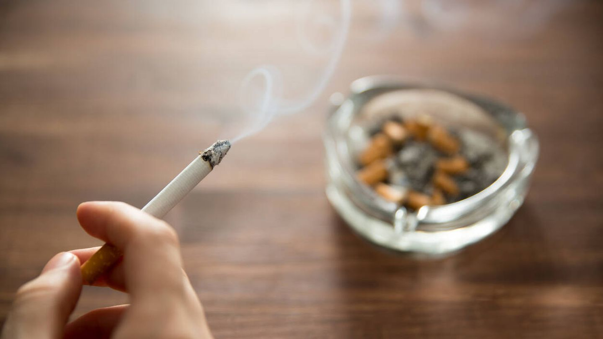 Ako vykonávať hlboké čistenie, aby ste odstránili vôňu tabaku z domu